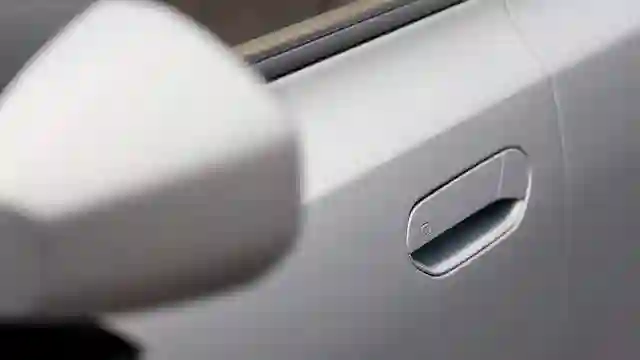 Новость EVOLUTE (Тихо едет, громко лает: чем удивил доступный российский электромобиль)